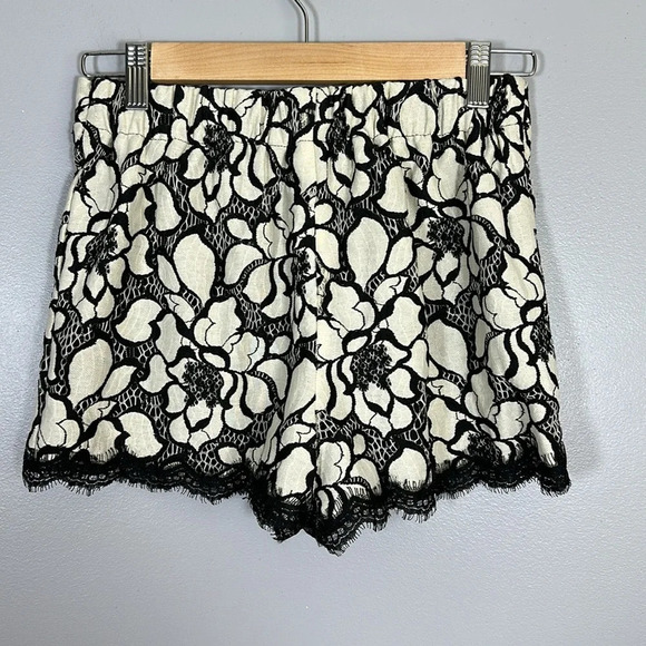 Caramela Floral Short Sleeve Top And Shorts Set with Lace Trim Small/Medium - Picture 4 of 11